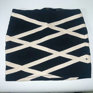 3 FOR $15 🙌🏼 Small Forever 21 Women Black w/ White criss cross lines Mini Skirt